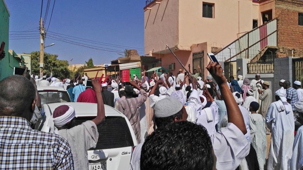 السودان.. مسيرة احتجاج إلى البرلمان والمعلمون على الخط