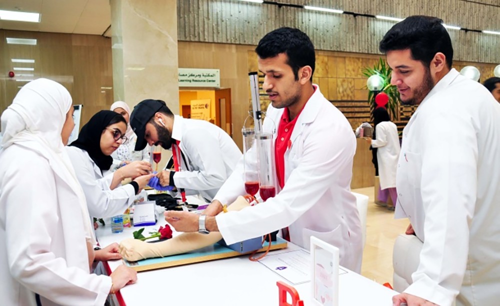 جامعة الخليج العربي تنظم حملة للتبرع بالدم بالتعاون مع السلمانية وحمد الجامعي