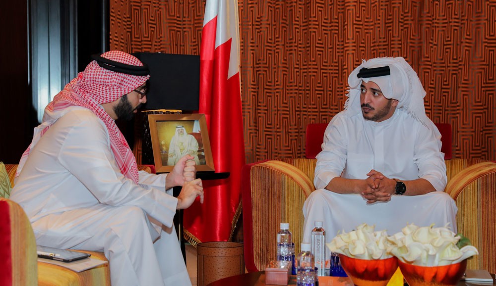 خالد بن حمد يستقبل وزير شؤون الشباب والرياضة أيمن المؤيد