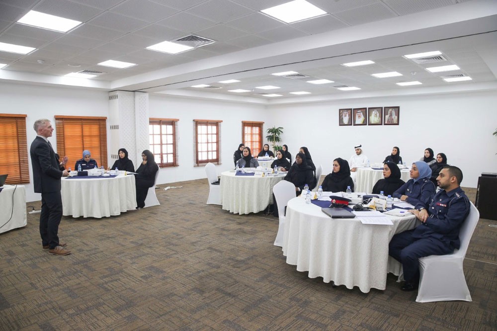  الموارد البشرية بوزار الداخلية تبحث أهمية إتباع النظام العالمي لمقارنة  الأداء 