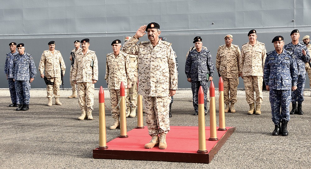 معالي القائد العام لقوة الدفاع يشهد إحدى مراحل التمرين المشترك حمد / 3