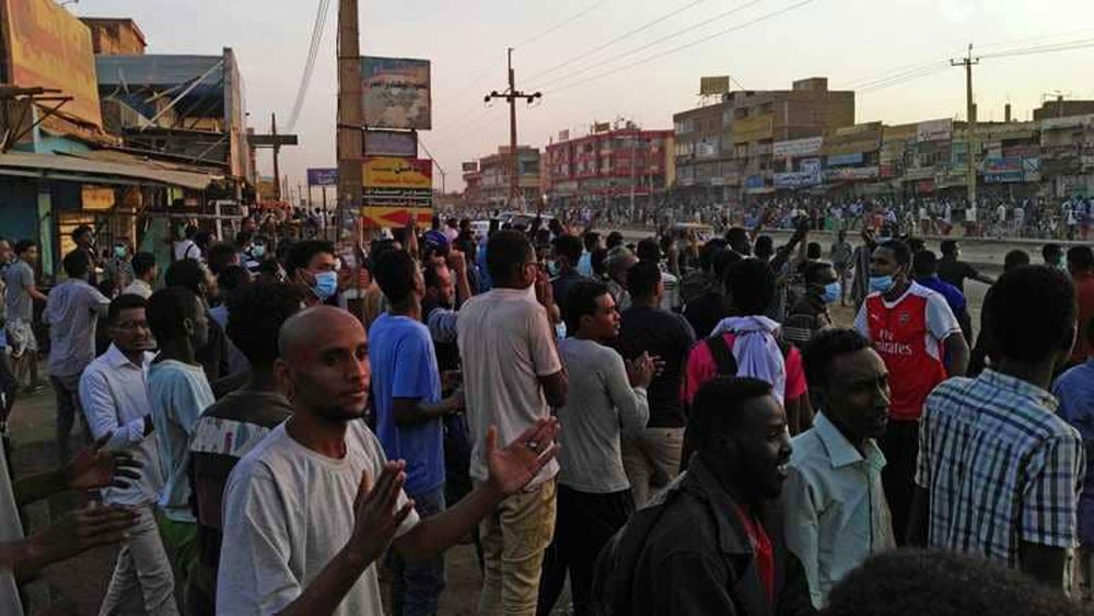 غاز مسيل للدموع بالخرطوم.. وقتيل في اشتباك بين عناصر أمنية