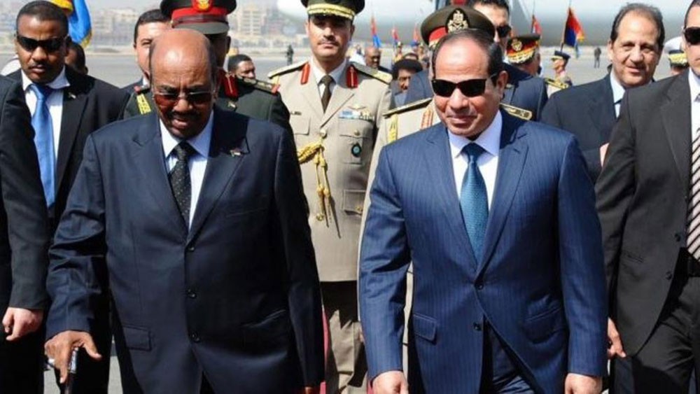 البشير في مصر.. وتجمع المهنيين يدعو لتظاهرات واعتصامات