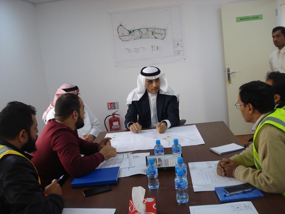 العوهلي يطلع على سير العمل في مدينة الملك عبدالله الطبية