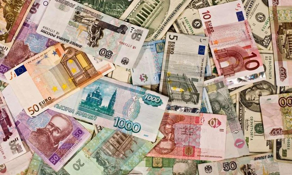 الدولار يصعد مع تأهب المستثمرين لتقلب الأسواق