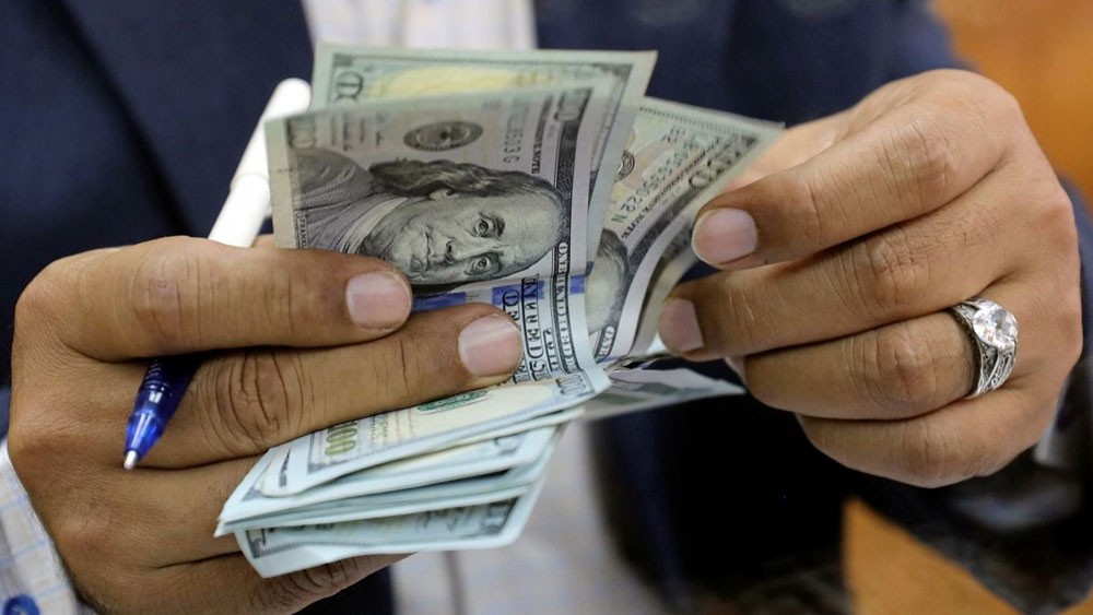  تراجع ثقة مستهلكي أمريكا خلال يناير لأدنى مستوى في عام ونصف العام