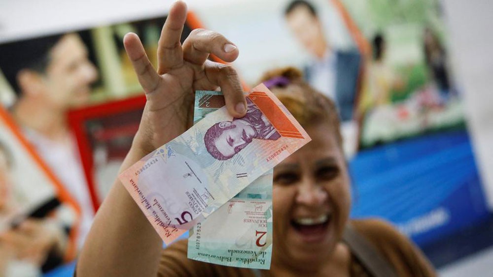 مع القلاقل.. فنزويلا تخفض عملتها 35%