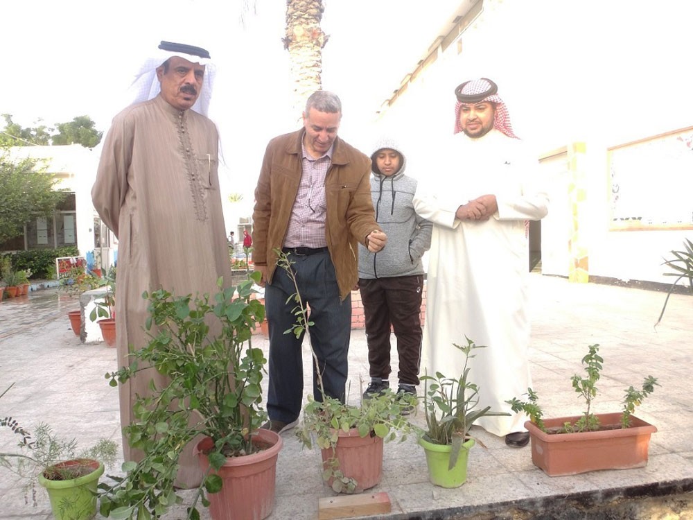 وزير التربية يطلع على مشروع زراعة النباتات الطبية