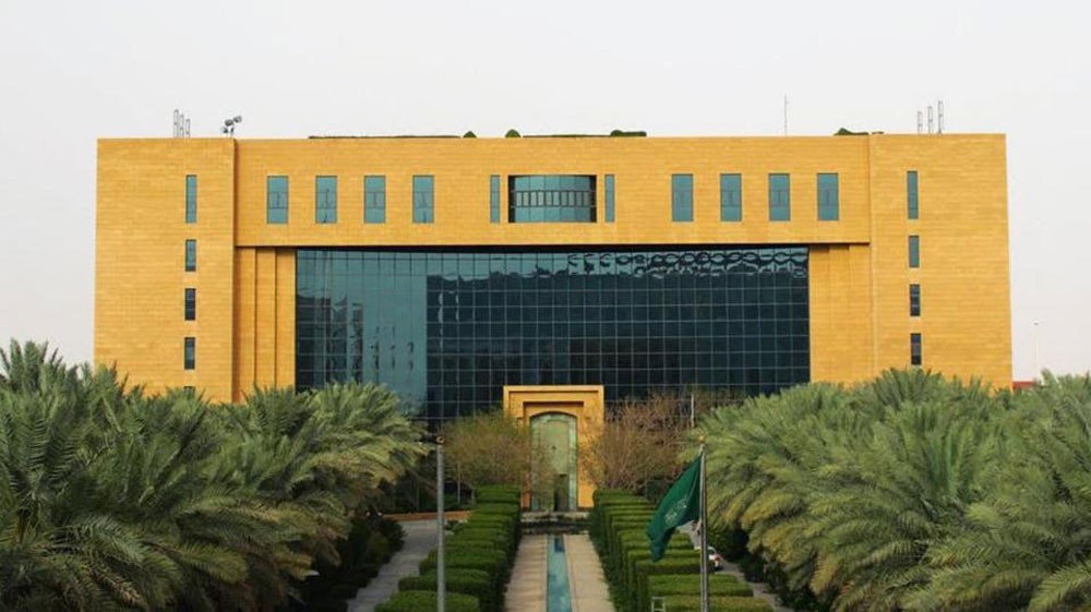 السعودية.. توقيف 126 موظفاً عن العمل تورطوا بقضايا فساد
