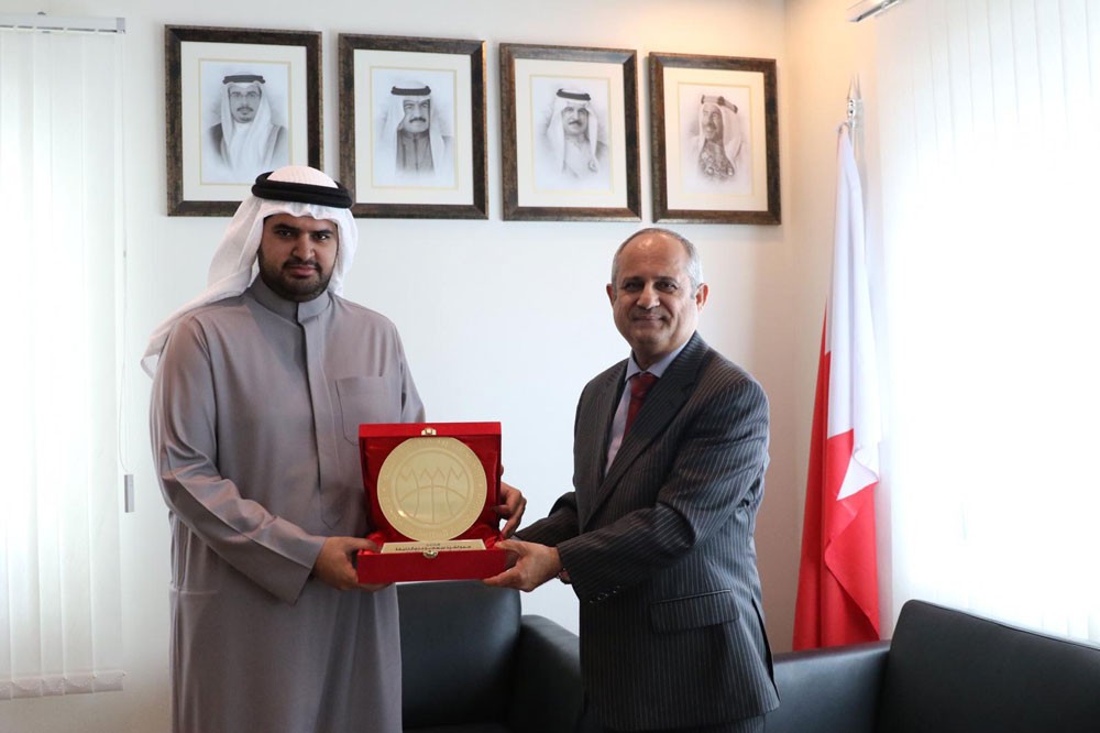 سمو الشيخ عيسى بن علي يستقبل الرئيس التنفيذي لتمكين