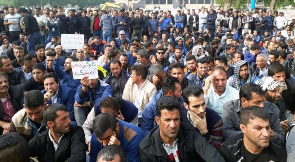 70 % من عمال إيران البالغ عدهم 14 مليونا تحت خط الفقر