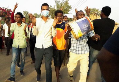 السودان على موعد مع "جمعة الوفاء" والبشير يعد بإصلاحات