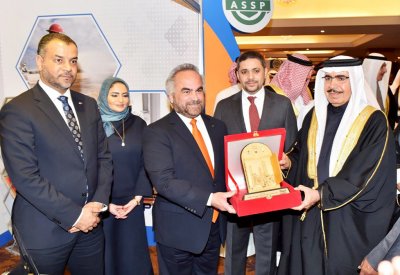 معالي وزير الداخليّة يزور جناح جيبك بالمعرض المصاحب