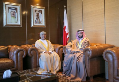 المؤيد يستقبل السفير العماني ويبحث معه تقوية العلاقات الشبابية والرياضية