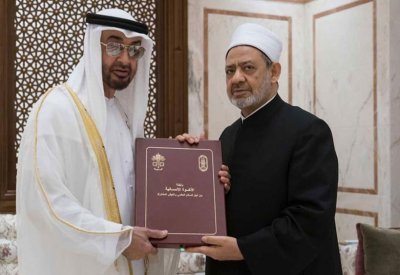  محمد بن زايد يودع شيخ الأزهر.. ويتسلم وثيقة الأخوة الانسانية