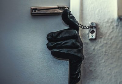 القبض على المشتبه بارتكابه سلسلة جرائم سرقة
