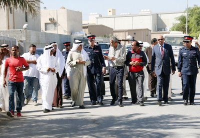 محافظ العاصمة يطلع على احتياجات الأهالي خلال زيارة ميدانية لمنطقة سترة