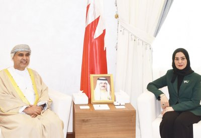 رئيس مجلس النواب تبحث تعزيز العلاقات الثنائية مع السفير العماني