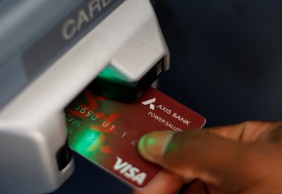 حيلة بسيطة تمكن مبرمجا صينيا من سحب مليون دولار نقدا