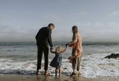 الآباء أم الأمهات.. العلم يكشف من "الأكثر سعادة"؟