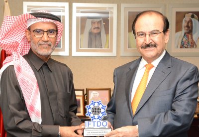 الوزير ميرزا يتسلم درعاً دوليا من الاتحاد الدولي لمنظمات التدريب