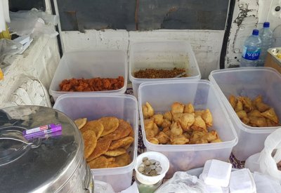 بلدية الجنوبية تصادر بضائع الباعة الجائلين الفاسدة خلف (ألبا)
