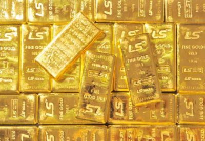 الذهب يهبط مع ارتفاع الدولار بدعم توترات التجارة