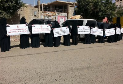 صنعاء.. "أمهات المختطفين" يرفعن طلباً لغريفيثس