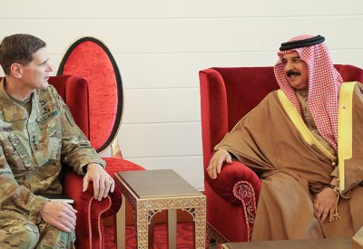 جلالة الملك المفدى يستقبل قائد القيادة المركزية الأمريكية
