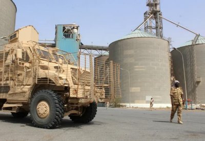 الحوثيون يجددون استهداف الصوامع ومخازن الغذاء بالحديدة