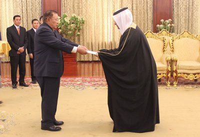 السفير أحمد الهاجري يقدم أوراق إعتماده كسفير فوق العادة مفوض للمملكة لدى جمهورية لاوس