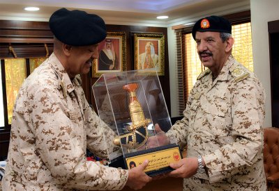 معالي القائد العام يتفقد عددا من أسلحة ووحدات قوة دفاع البحرين
