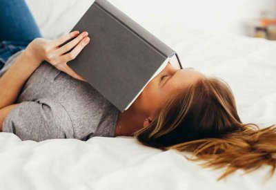 أيهما أفضل للدماغ.. الدراسة على السرير أم المكتب؟