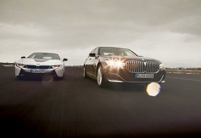 BMW الفئة السابعة الهجينة القابلة للشحن تمنحك متعة قيادة سيارة كهربائية من الفئة الفاخرة