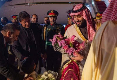 محمد بن سلمان يصل باكستان وعمران خان في مقدمة مستقبليه