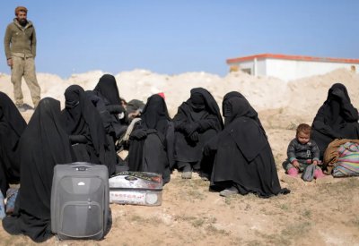 سوريا.. شاحنات تنقل مدنيين من آخر معقل لداعش