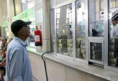 حكومة اليمن تقر أول موازنة منذ الانقلاب.. وهذه الأرقام