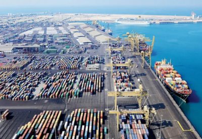 الإمارات تنفي تخفيف الحظر على قطر في منافذها البحرية