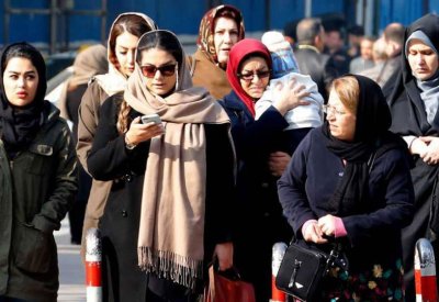 توقيف امرأتين في إيران بسبب الحجاب.. ورد شجاع من المارة
