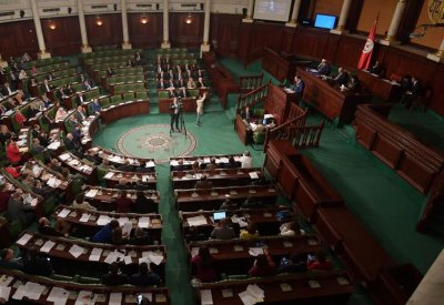 "الهوية الإسلامية" تقسم برلمان تونس.. ومزايدات للنهضة