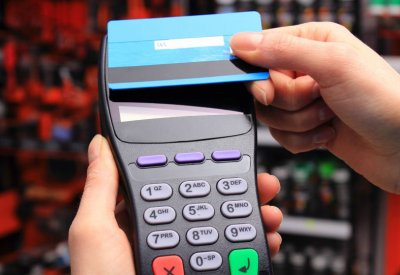ما وراء ظاهرة وضع البعض بطاقاتهم البنكية في أكياس