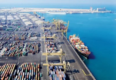الإمارات تنفي تخفيف الحظر على قطر في منافذها البحرية