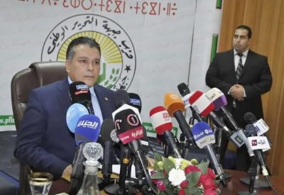 الجزائر..الحزب الحاكم يتبرأ من تصريحات مسيئة للمتظاهرين