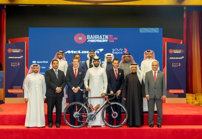 ماكلارين 570S تستقطب الاهتمام في فعالية Ride with the Team للدراجات الهوائية بالمنامة
