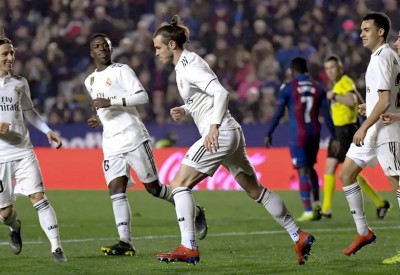 بنزيمة وبيل يقودان ريال مدريد لتجاوز ليفانتي