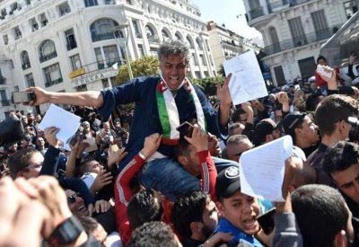 رشيد نكاز.. مرشح محتمل لرئاسة الجزائر أربك السلطة بجوال
