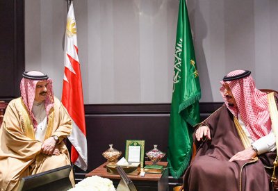 ملك البلاد يلتقي خادم الحرمين على هامش القمة العربية الأوروبية