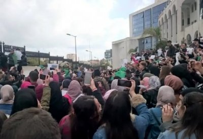 الأمن يمنع طلبة من الاحتجاج بالشارع على ترشح بوتفليقة