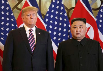 بدء القمة بين ترمب وكيم .. والرئيس الأميركي متفائل