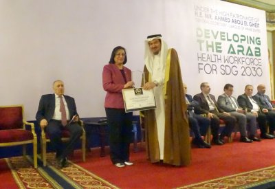 اتحاد المستشفيات العربية يمنح وزيرة الصحة جائزة المرأة القيادية في القطاع الصحي
